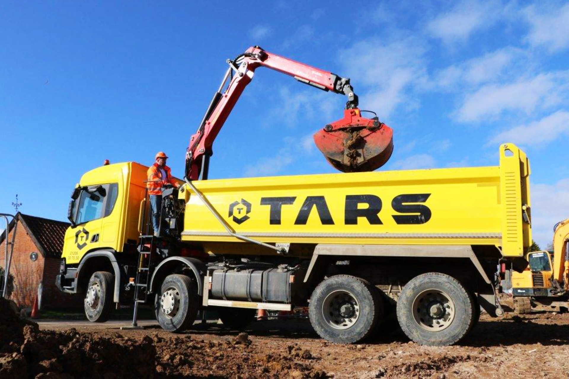 What To Consider When Hiring A Grab Lorry Service